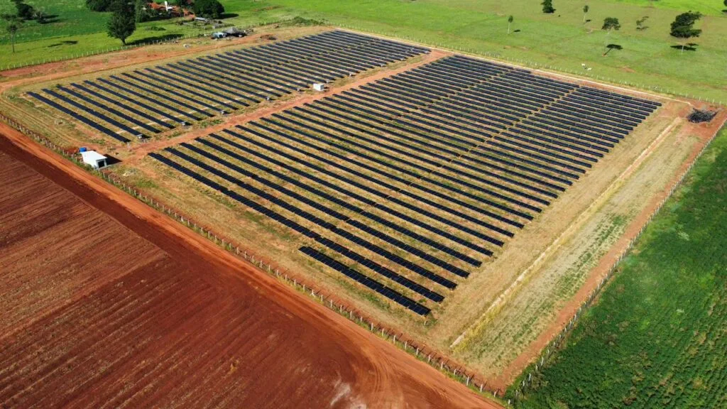 Vista aérea de usina solar fotovoltaica de grande porte, projeto EPC inVolt