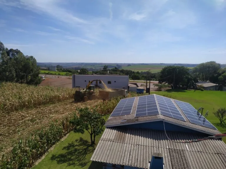 Energia solar residencial em Cascavel — Elói céu azul